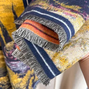Gros plan de l'écharpe imprimée peinture à l'huile avec texture et longs franges