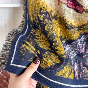 Détail d'une écharpe imprimée peinture à l'huile avec texture cachemire et franges
