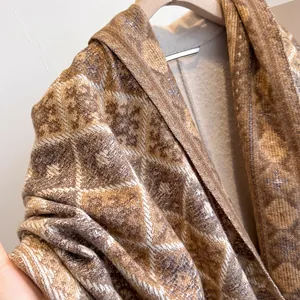 Dettaglio della sciarpa a quadri invernale con texture cashmere e dettagli tessuti