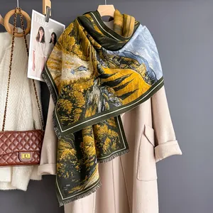 Écharpe imprimée paysage de peinture à l'huile avec franges sur un manteau beige