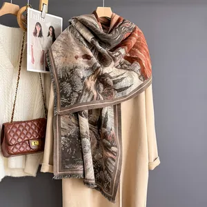 Écharpe élégante avec imprimé peinture à l'huile et franges sur un manteau d'hiver
