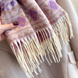 Dettaglio ravvicinato di sciarpa a quadri con rombi viola e nappe in beige chiaro