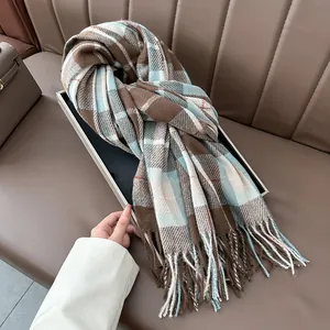 Detailaufnahme des klassischen Karo-Schals mit Fransen in Braun, Blau und Beige