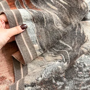 Détail d'une écharpe imprimée peinture à l'huile avec texture chaude aspect cachemire