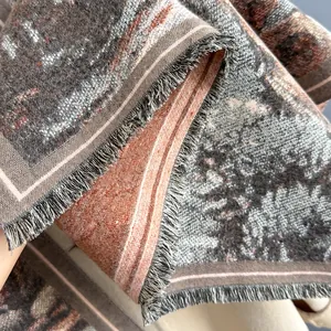Détail des franges et de la texture tissée jacquard de l'écharpe style peinture à l'huile