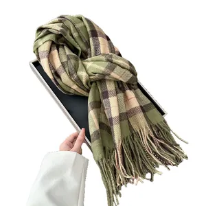 Klassischer Karoschal in Grün und Braun, Kaschmir-ähnlich, mit Fransen auf einem Tablett