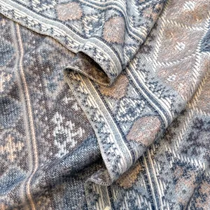 Dettaglio dello scialle di cashmere a quadri con trama vintage blu e beige intrecciata