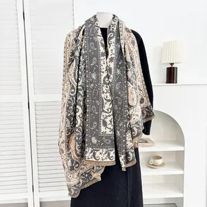 Detailopname van de boheemse paisley sjaal met zachte textuur en lange franjes afwerking