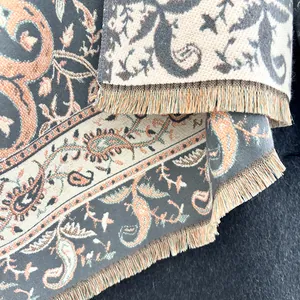 Macrodetail van Paisley pashmina met dubbelzijdige jacquard en zachte franjes