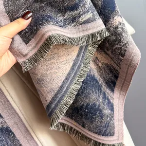 Détail d'une écharpe imprimée style peinture à l'huile avec franges et texture douce