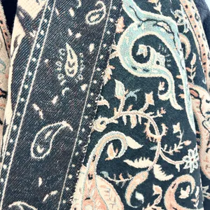 Detailopname van het paisley-weefpatroon op een dikke boheemse pashmina sjaal van kasjmier