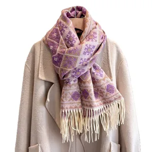 Sciarpa invernale a quadri viola con motivo a rombi e frange su un cappotto beige