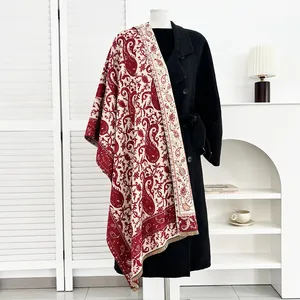 Boheemse kasjmier sjaal met paisley patroon in donkerrood en crème met elegante franjes