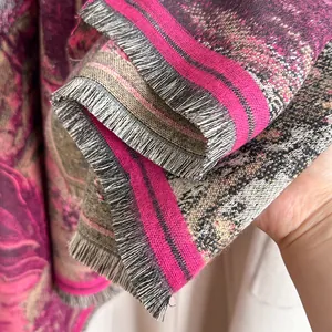 Gros plan sur l'écharpe en faux cachemire avec motif jacquard ethnique et franges
