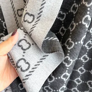 Écharpe de luxe réversible à motifs de lettres en faux cachemire gris pour l'hiver