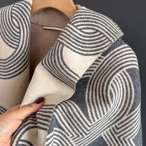 Sciarpa chic 2025 stampa catena double-face in cashmere, texture morbida su gruccia in legno