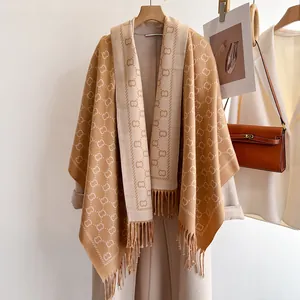 Écharpe de luxe réversible jacquard à lettres avec franges en tons beige et chameau