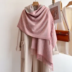 Écharpe jacquard réversible rose et grise avec logo à lettres et pampilles