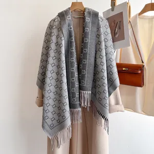 Vue détaillée de l'écharpe grise réversible avec motifs de lettres et franges