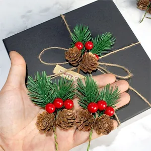 Künstliche Tannenzweige mit roten Beeren und Tannenzapfen für Weihnachtsgeschenkboxen