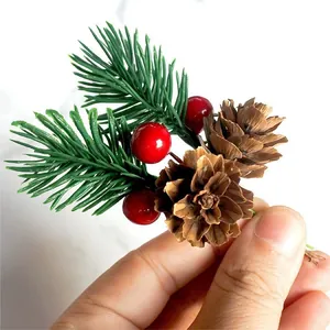 Künstlicher Weihnachtszweig mit roten Beeren und Tannenzapfen für festliche Dekorationen