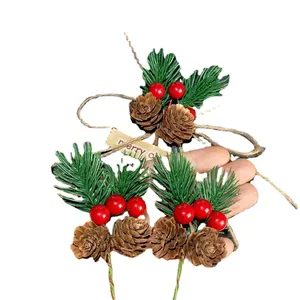 Weihnachtliche Tannenzweige mit roten Beeren und Zapfen für DIY Geschenkdekoration