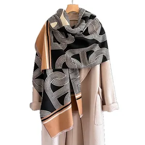 Sciarpa pashmina di lusso con motivo a catena nera e beige con frange