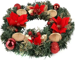 Dettaglio ghirlanda natalizia con fiori di poinsettia rossi e supporti per candele d'oro