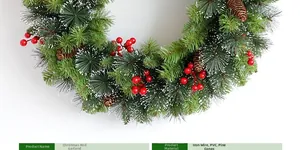 Detailansicht eines Weihnachtskranzes mit roten Beeren, Zapfen und verschneiten Nadeln