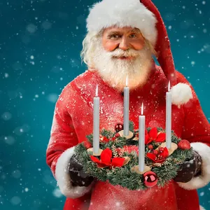 Dettaglio di una ghirlanda natalizia portacandele con stelle di Natale rosse e candele