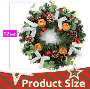 Detail van een 12-inch kerstkrans met dennennaalden, rode bessen en zilveren strikken