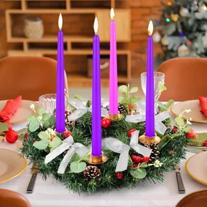 Ghirlanda di Natale con candele viola, fiocchi d'argento, pigne e bacche rosse