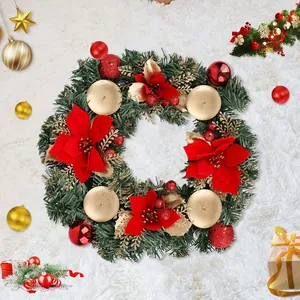 Portacandela a corona natalizia con stelle di Natale rosse e quattro piatti d'oro