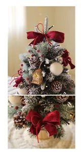 Dettaglio mini albero di Natale con casetta in legno luminosa e fiocco di velluto