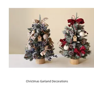 Dettaglio di mini alberi di Natale innevati con pigne e basi in legno per decoro tavola
