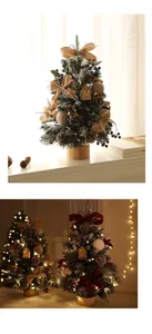 Mini albero di Natale innevato con luci LED calde e pigne su una base di legno naturale