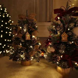 Mini alberi di Natale da tavolo con luci LED, pigne e decorazioni in legno naturale