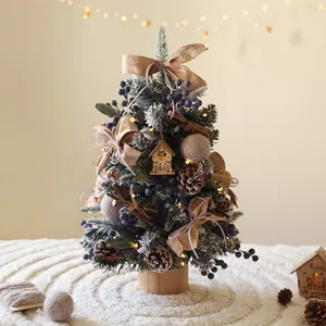 Albero di Natale da tavolo floccato con fiocchi di lino, pigne e base in legno naturale