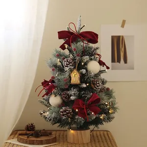 Mini albero di Natale da tavolo innevato con luci LED, fiocchi rossi e pigne decor