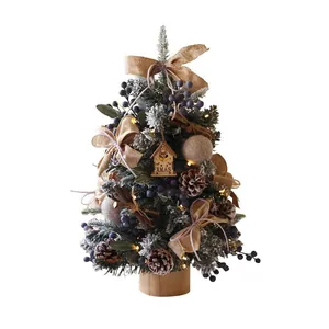 Mini albero di Natale da tavolo innevato con luci LED e decorazioni di pigne