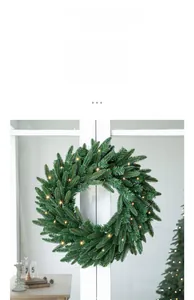 Dettaglio ghirlanda di Natale in PE verde con luci LED bianco caldo per decorazioni