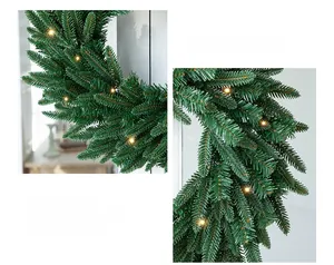 Dettaglio ghirlanda natalizia in PE verde con luci LED calde e aghi di pino realistici