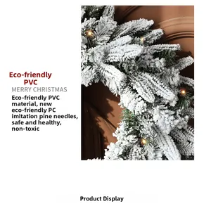 Dettaglio ghirlanda di Natale innevata con aghi in PVC e luci LED calde
