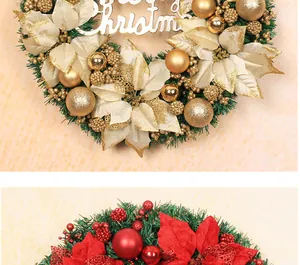 Detail von Weihnachtskränzen mit goldenen Kugeln, roten Blumen und Frohe Weihnachten Schild