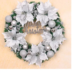 Details von silbernen Weihnachtssternen und matten Kugeln auf grünem Weihnachtskranz