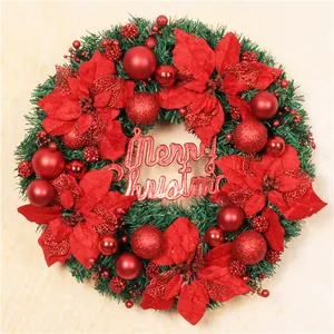 Klassischer Weihnachtskranz mit roten Weihnachtssternen und Merry Christmas Schild