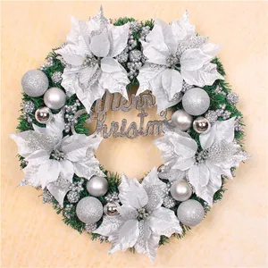 Weihnachtskranz in Silber und Grün mit Merry Christmas Schild und Weihnachtssternen