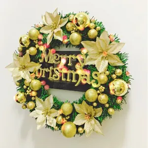 Klassischer grüner Weihnachtskranz mit goldenem Dekor und Frohe Weihnachten Schild