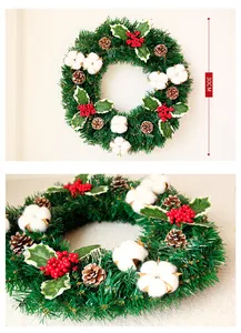 Nahaufnahme eines 30cm Weihnachtskranzes mit roten Beeren, Baumwolle und Zapfen