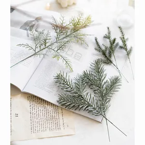 Branches de pin artificielles pour décoration sapin de Noël sur fond de livre vintage